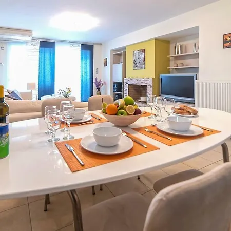 Corinthian Gulf Beachfront Lux Flat *